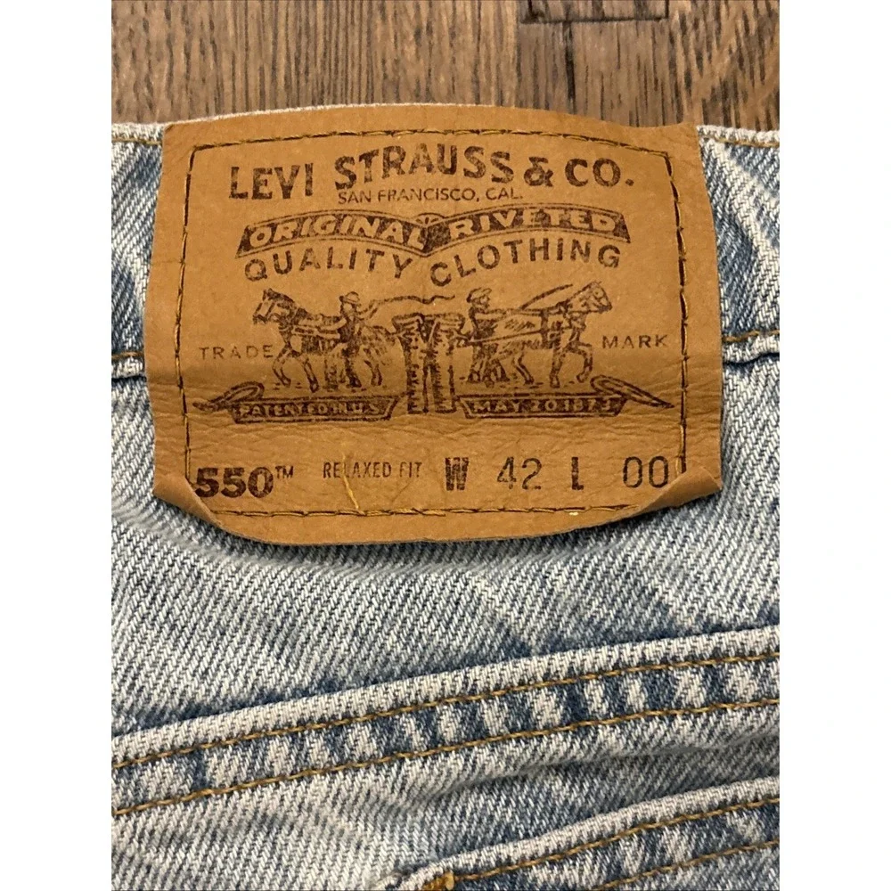 Vintage Levi's Men's 90's Denim Shorts Size 42 Light Wash 1995 550 Relaxed Fit